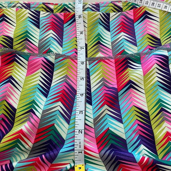 Fabletics Lima Capri Max Compression Leggings Size Medium EUC Geometric Rainbow - Picture 6 of 7